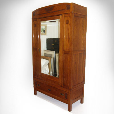 Antico armadio Liberty intagliato in Rovere - 1890 circa